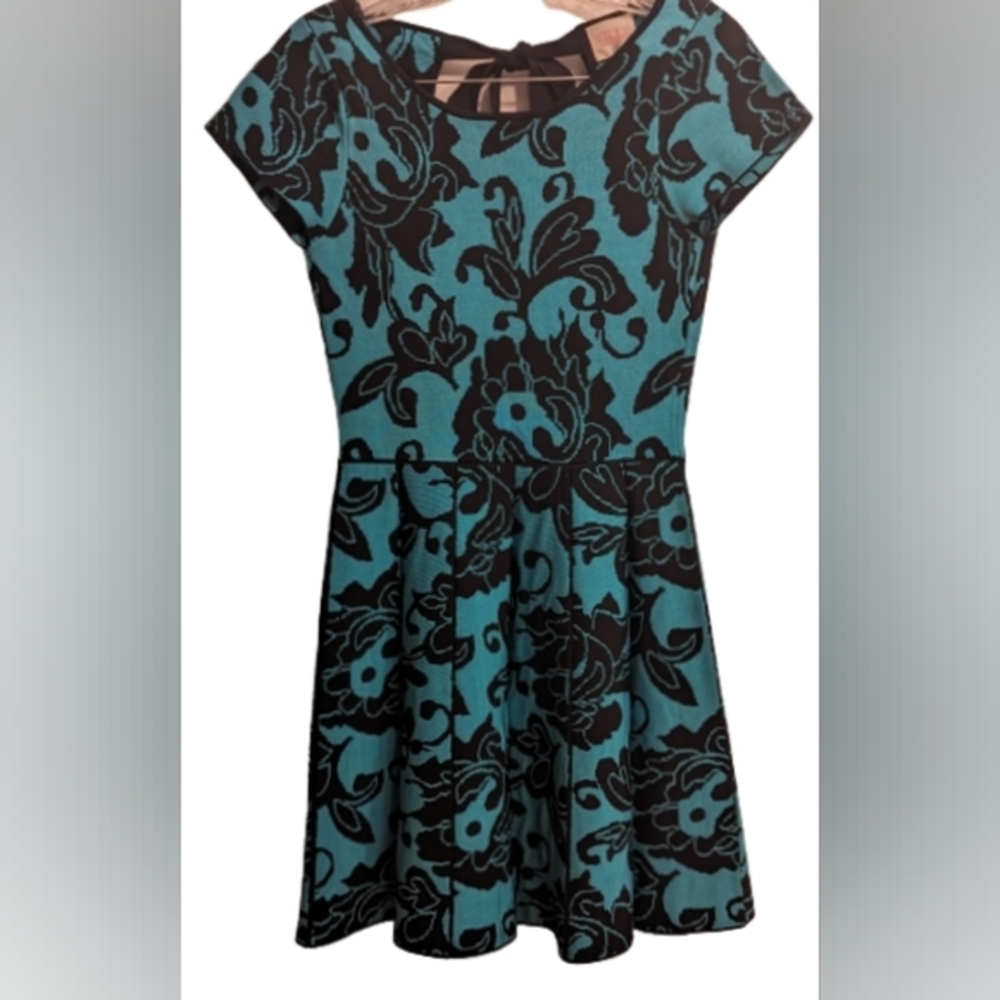 EUC Parker mini floral pleated open back scoop neck ties at the upper back neck